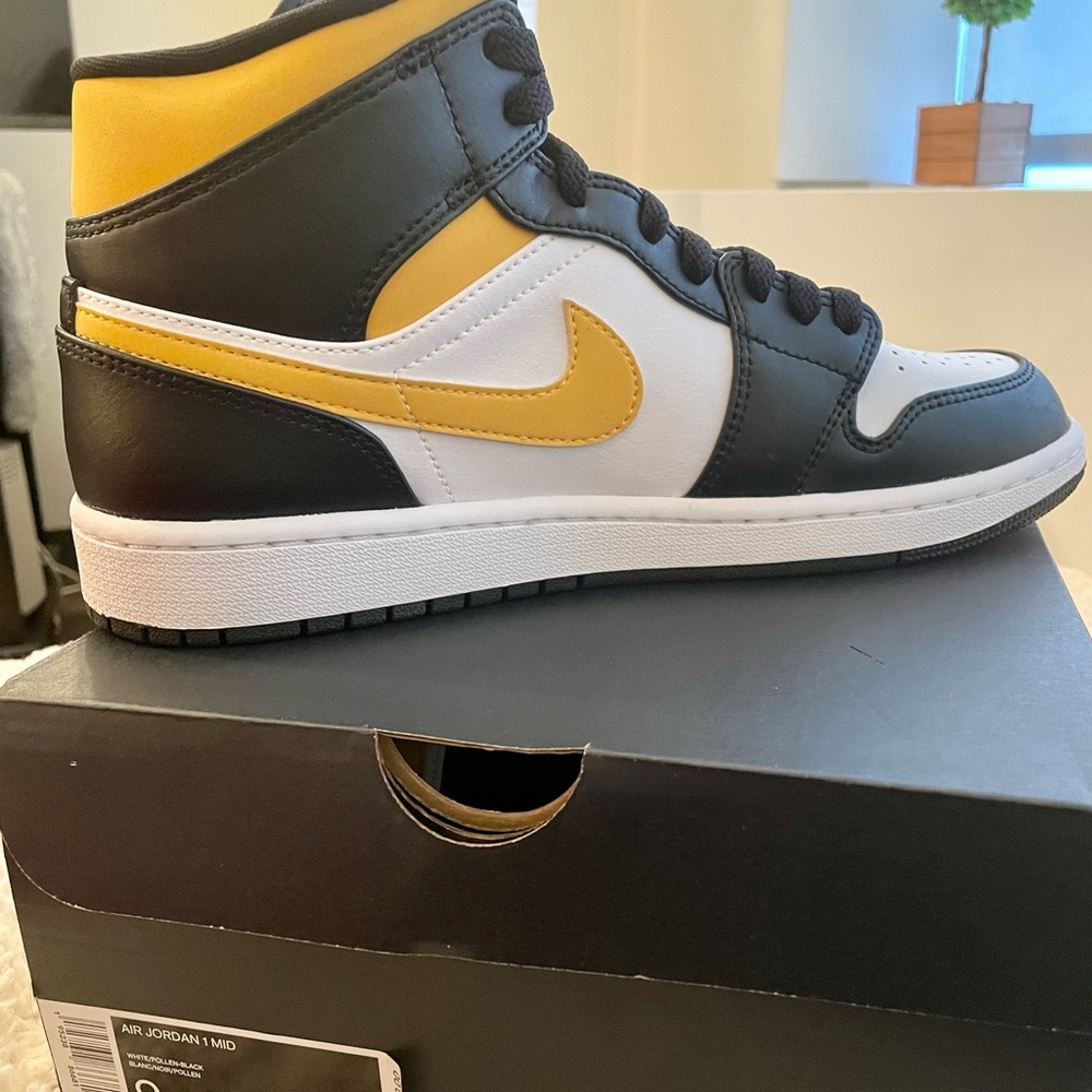 Dunks - Nike Air Jordan 1 Mid - Size 9